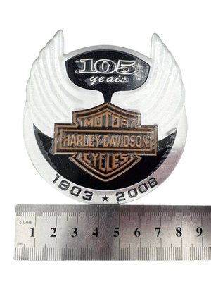 Шильдик (85*90мм) на бензобак (емблема) Harley-Davidson 105років 1903-2008р 6922-2 фото